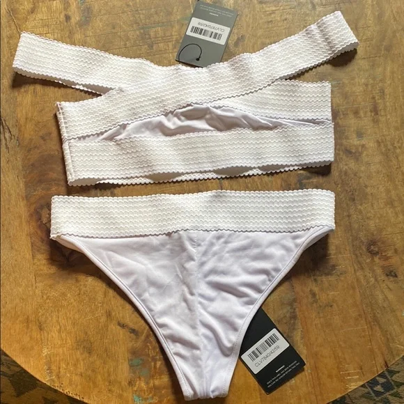 PrettyLittleThing Textured White Bikini Set - Picture 7 of 13